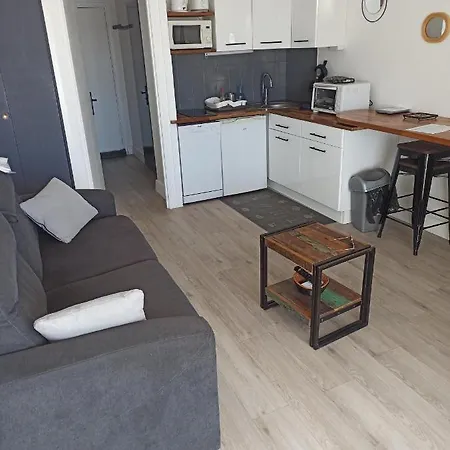 Vue Dégagée Et Terrasse, 4 Pers, Piscine, Parking, Entre Port Et *
